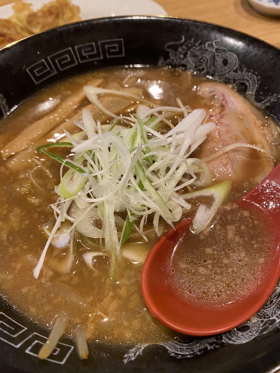 函館 ひらきや 焦し醤油と、かっとび と、焼きワンタン！函館で焦し醤油はここだけ！マジで飲み干すスープ！かっとびは、ラー油の辛さが際立つ逸品！焼きワンタンは、瓶ビール🍺に最高の一品！是非 ＃ひらきや ＃焦し ＃ラーメン ＃ワンタン ＃函館 ＃グルメ ＃昼飯