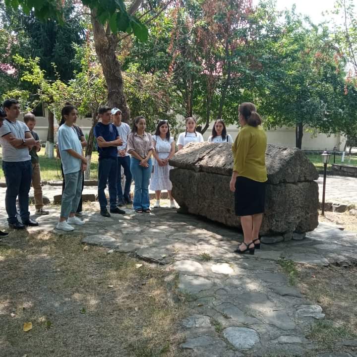 QebeleMuzeyi's tweet photo. Ulu keçmişə malik Azərbaycan tarixinin yadigarlarını canlı şəkildə seyr etmək hər bir vətəndaşa böyük zövq verməklə yanaşı  böyük qürur hissi bəxş edir.
https://t.co/Mv1PNokWzB
#qebeletarixdiyarsunasliqmuzeyi #dasyonmaseneti #dasabideler #ekskursiya #qebele #tariximizioyrenek https://t.co/AsqmOas0RS