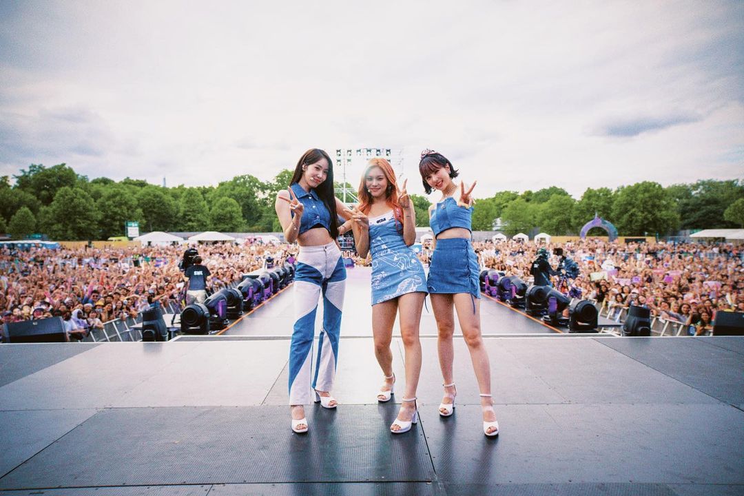 Gfriendfashion's tweet photo. SINB, UMJI, EUNHA @VIVIZ_official - #MIKFESTIVAL #LONDON 220730

#urisinbfashion
#urieunhafashion
#uriumjifashion

@GFRDofficial @VIVIZ_official 

Viviz outfits ❤ https://t.co/wGaRHWdJiZ