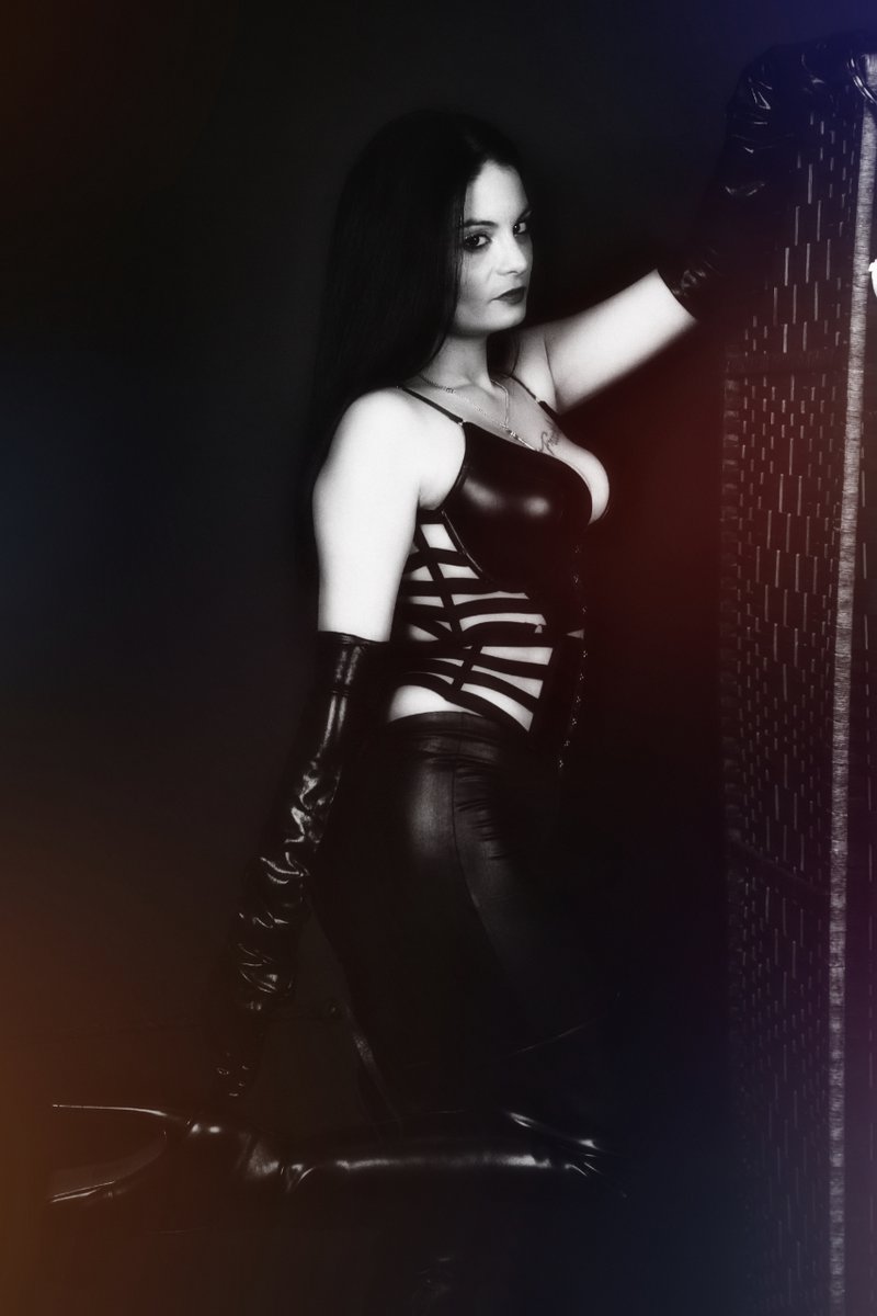 Me reconozco como una Domina de carácter, dura y comprensiva, malvada y compasiva, cordial, divertida y seria, generosa y sórdida, demonio y ángel en el mismo ser.
mtr.bio/domina-sadie
#FemDom #femdommadrid #bdsmmadrid #domina