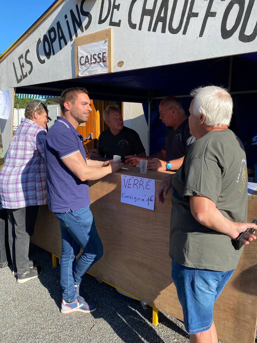 JulienOdoul's tweet photo. Bravo à l’association Les Copains de Chauffour pour l’organisation du vide-grenier à Cérilly. Du local, du terroir, de la convivialité ! La France qu’on aime et que nous devons protéger face au rouleau compresseur macroniste ! 

#Yonne #DirectTerrain https://t.co/Y17g5eaaJk