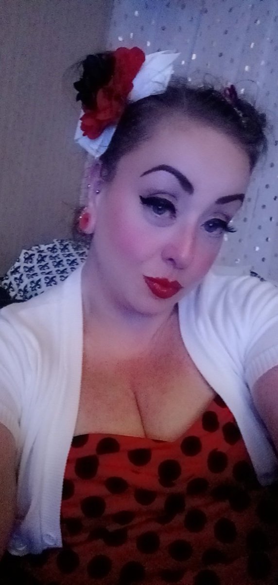 Mo_Mouse82's tweet photo. Feeling like a #pinup. #pinupgirl #ofmodel #redlips #greeneyes #almost40 #single #dressup https://t.co/xja0oxlFUA