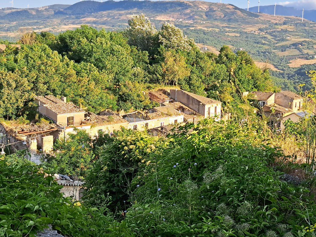G_leipheimer's tweet photo. The 1980 earthquake in S. #Italy destroyed the village of #Conza, that was then rebuilt few kms far. However, under its rubbles the ruins of a Roman village (Compsa) were found. In the striking archaeological park of Compsa you can walk through the ruins of both Conza and Compsa https://t.co/VC6Wu8zoEz