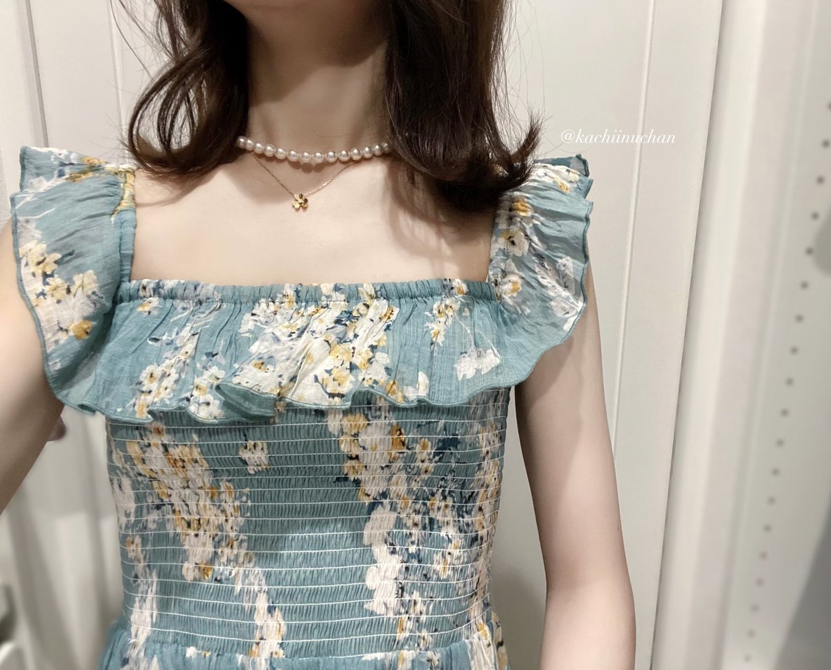 kachiinuchan's tweet photo. ☘️🌼👒👗🌿☀️
最近ネックレスはフリヴォルorアルハンブラ×パールを短めに付けるのにハマっているのですが、やっぱりパールチョーカー欲しいかも😵‍💫必要よね…🫣💕？ https://t.co/0s4K92JIpd