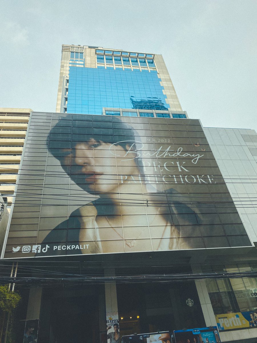 ถึงจะมีสายไฟแต่ก็ไม่ได้บังความหล่อของคุณเขาเลย 🥰