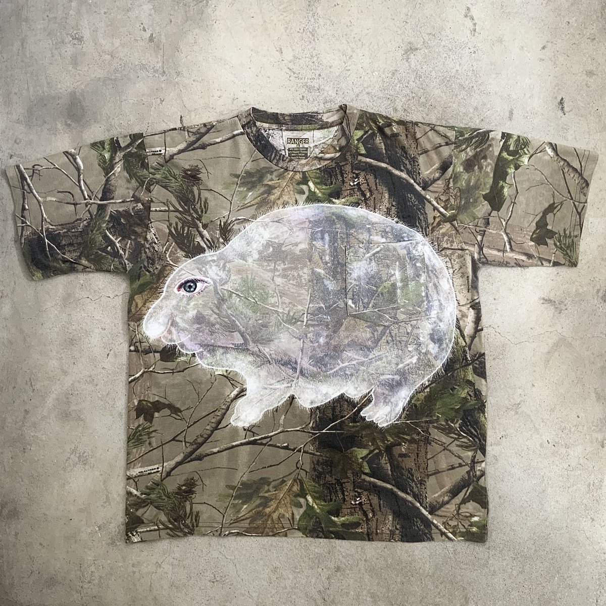 omaimo39's tweet photo. OMA overpainting on TREE CAMO Tshirt
In the bush 03 The Invisible Lion
茂みの中 03 / 透明なライオン
#_OMA #OMA #overpainting #treecamo #_softs #softs https://t.co/MncDAX6mSo