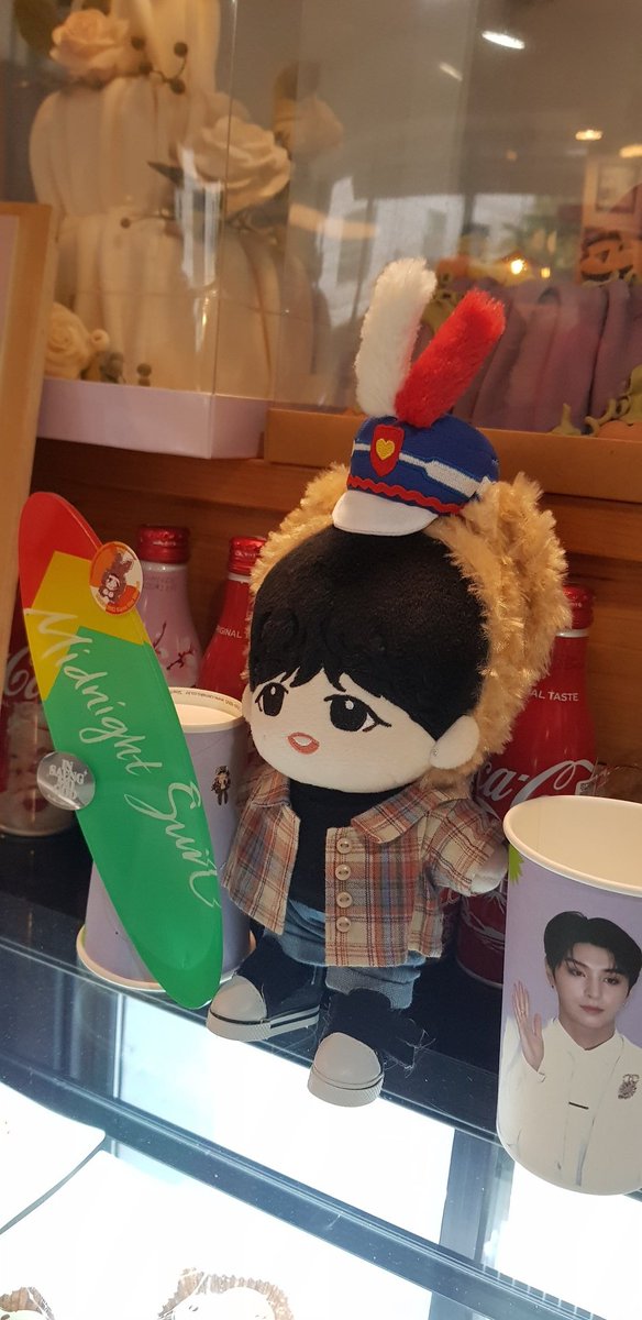Golduck828's tweet photo. 아비오갔는데 마카롱 진열대 위에 와방이가 있더라구요. 와방이 만나서 반가웠습니다ㅋㅋ내부도 예쁘게 하나하나 꾸며주셔서 잘 보고 나왔어요. 그리고 마카롱 맛있었습니다😊
#우리의_여름은_성윤이였다 https://t.co/y2SwDWgl9Y