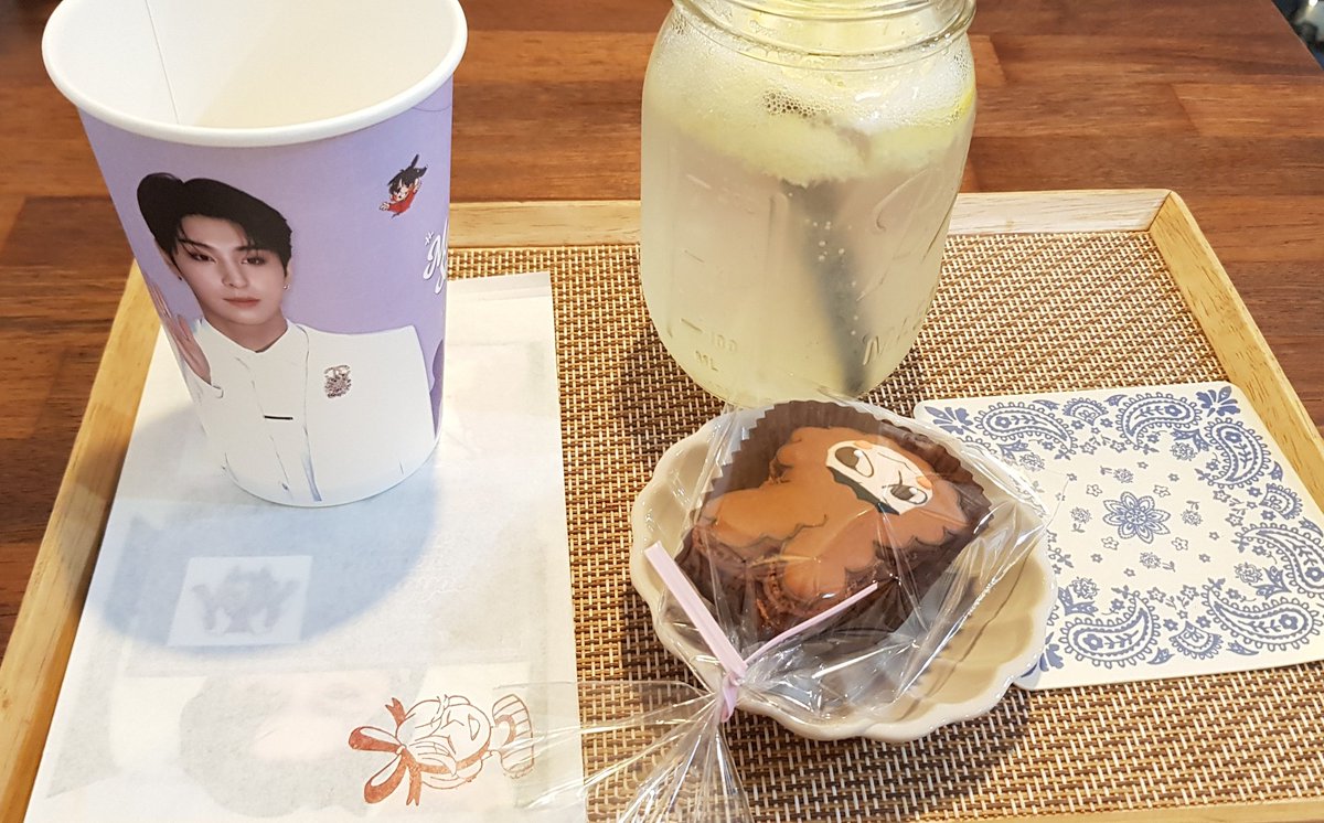 Golduck828's tweet photo. 아비오갔는데 마카롱 진열대 위에 와방이가 있더라구요. 와방이 만나서 반가웠습니다ㅋㅋ내부도 예쁘게 하나하나 꾸며주셔서 잘 보고 나왔어요. 그리고 마카롱 맛있었습니다😊
#우리의_여름은_성윤이였다 https://t.co/y2SwDWgl9Y