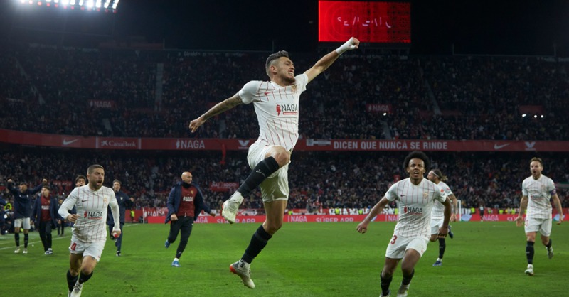 SevillaFC's tweet photo. 🏅 Joaquín Corchero Arcos, X Premio SFC Manuel Ruesga Bono por su fotografía 'Sobrevolando'. 📸⚽️⚪️🔴

#WeareSevilla #NuncaTeRindas