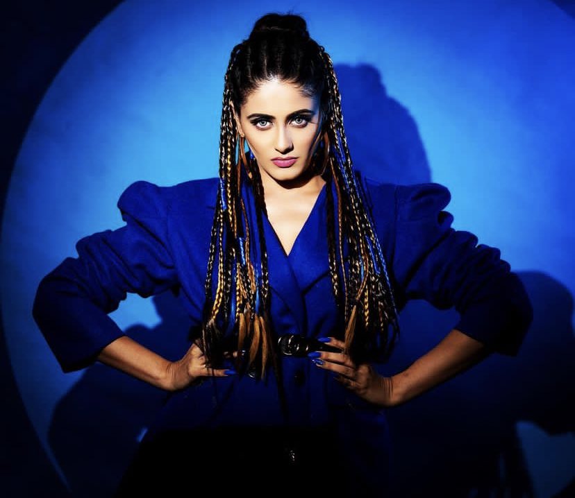 If looks could kill!! 😍🤍 

#ayeshasingh #tvcelebs #tvstars #etimestv