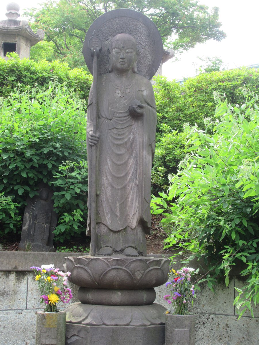 matatabineko1's tweet photo. 文京区・護国寺の地蔵尊
１枚目のお地蔵様は「一言地蔵尊」
一言で言えるシンプルな願いを叶えてくださるそう✨
その他にも「身代わり地蔵」や「六地蔵」などのお地蔵様がいらっしゃいます😊

#国内旅行 #旅行好きと繋がりたい https://t.co/4UyGKhlZDd