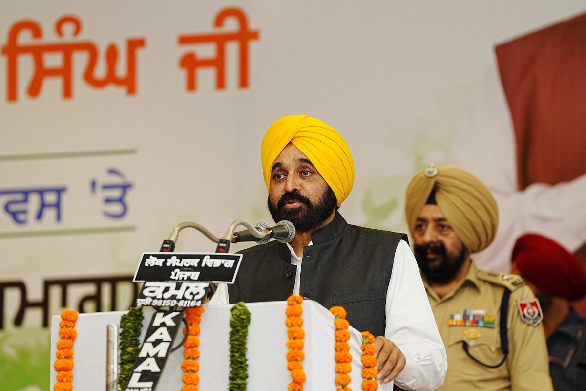 AAPPunjab's tweet photo. ਅੱਜ CM @BhagwantMann ਜੀ ਨੇ ਕੈਬਨਿਟ ਮੰਤਰੀ ਅਤੇ ਸਥਾਨਕ ਵਿਧਾਇਕ ਸਾਹਿਬਾਨਾਂ ਦੇ ਨਾਲ ਸੁਨਾਮ ਵਿਖੇ ਸ਼ਹੀਦ ਊਧਮ ਸਿੰਘ ਜੀ ਦੇ ਸ਼ਹੀਦੀ ਦਿਹਾੜੇ ਮੌਕੇ ਸ਼ਰਧਾ ਦੇ ਫੁੱਲ ਭੇਟ ਕੀਤੇ। ਨਵੇਂ ਸਟੇਡੀਅਮ ਦਾ ਨੀਂਹ ਪੱਥਰ ਰੱਖਿਆ। ਸੂਬਾ ਪੱਧਰੀ ਸਮਾਗਮ ‘ਚ ਸੰਬੋਧਨ ਦੌਰਾਨ ਹਲਕੇ ਸਮੇਤ ਪੰਜਾਬ ਦੇ ਚਹੁੰ-ਪੱਖੀ ਵਿਕਾਸ ਲਈ ਆਪਣੀ ਵਚਨਬੱਧਤਾ ਦੁਹਰਾਈ। https://t.co/dl4E0LM6PP