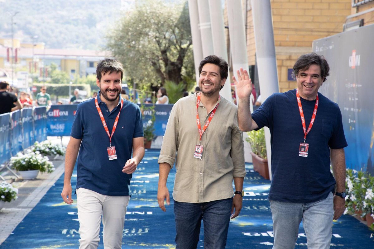 featurent_com's tweet photo. 👉 #LlenosDeGracia ✨... ¡y de felicidad 🤩! 🙌 La Hermana Marina, Valdo y compañía se llevan hasta El Parral el Premio Gryphon 🏆 a la Mejor Película de @giffonifilmfest #Giffoni2022! 🎦✌️🎆

De @RobertoSBueso y con #CarmenMachi, #PaulaUsero y @Pablochape. 👐 ¡En cines! 🎥✨ https://t.co/iMvLjOCwzT