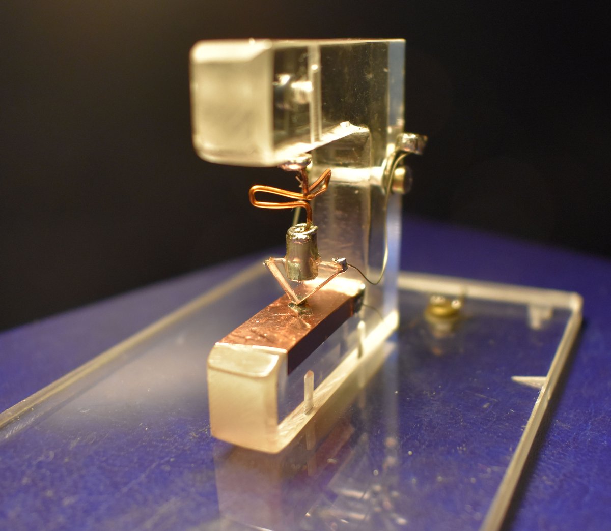 Tube_side's tweet photo. Model of the first transistor, 75 years old this December. https://t.co/PVIa9TaHfs