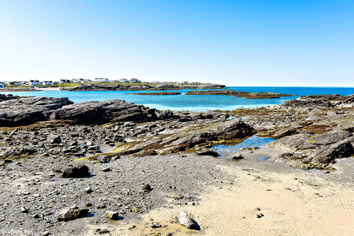 BJRoberts's tweet photo. A fine July morning at Anglesey's beautiful and extremely popular Trearddur Bay, looking over to Ravenspoint. @Ruth_ITV @kelseyredmore @ItsYourWales @northwaleslive @AngleseyScMedia @northwalescom @AllThingsCymru @OurWelshLife #Anglesey #YnysMôn #TrearddurBay #Ravenspoint #Wales https://t.co/B03SofTM3y