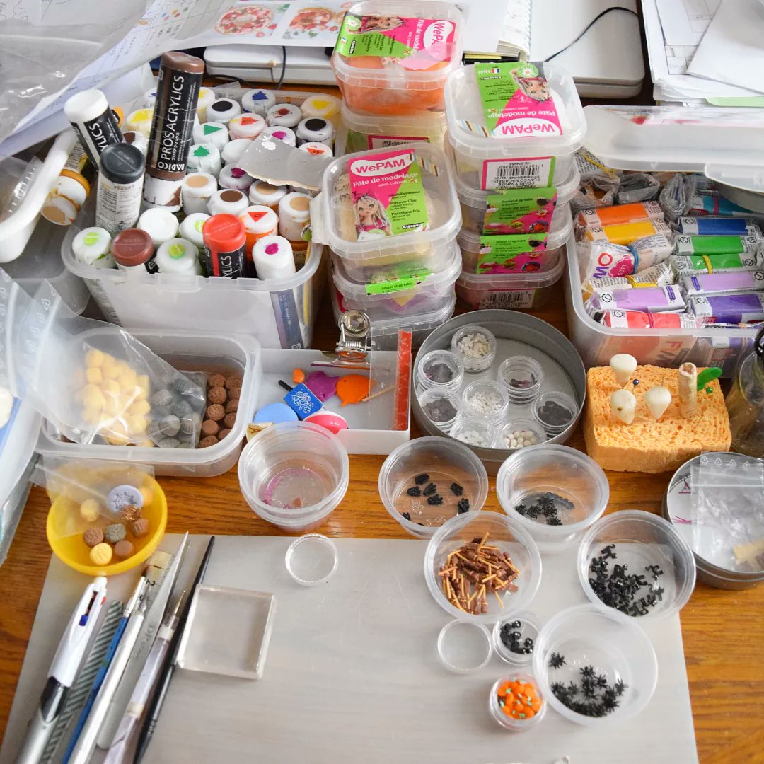 satomini_fr's tweet photo. ミニチュアって、それを作る材料とか道具は大量に必要でスペースを取るのに、作品自体は小さくて😅なんだかなーと思うのだけれど。でも、作業台のごちゃごちゃ感は好き。みなさんの作業机&amp;制作風景を見るのも好き。#miniature #Halloween #polymerclay #fimo #atelier #ミニチュアフード #制作 https://t.co/E3ILycpsGD