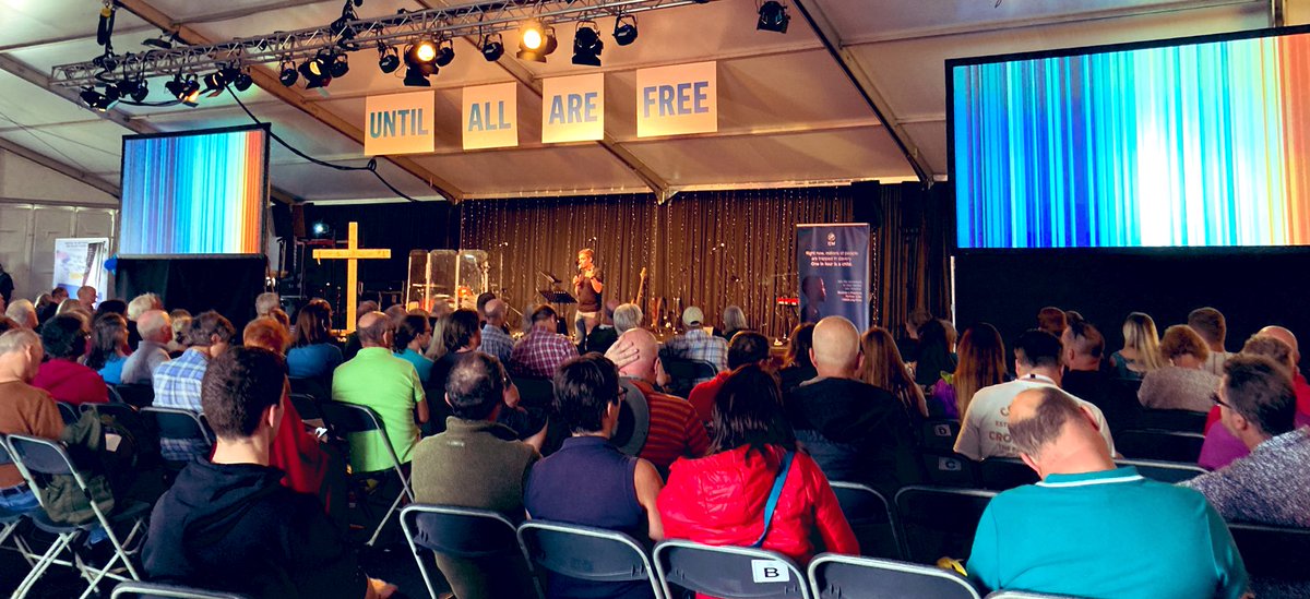 Absolutely packed venue to hear <a href="/tom_bray/">Tom Swaffield-Bray</a> speak on how we can respond to the climate emergency @newwineunited 🙌
