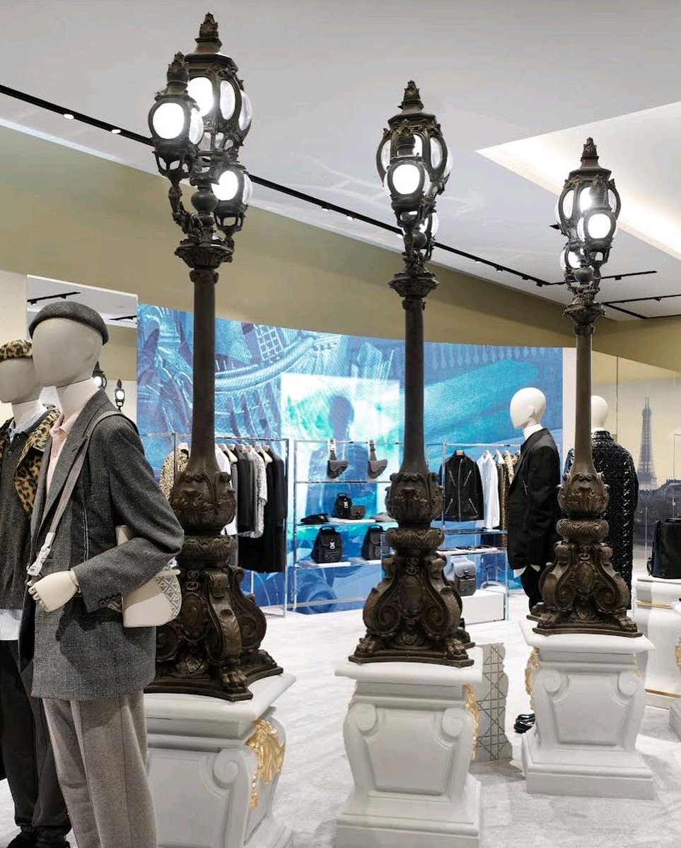 cppluxury's tweet photo. DIOR debuts Fall Winter 2022-23 collection at stores globally - flagship store on Rodeo Drive in Beverly Hills
#Dior #ChristianDior #DiorFW22 #DiorWinter22 #winter22 #luxury #luxuryfashion #fashion #luxuryboutique #luxuryretail #luxurybusiness #LVMH @LVMH
@Dior https://t.co/2JXdBWvgt3