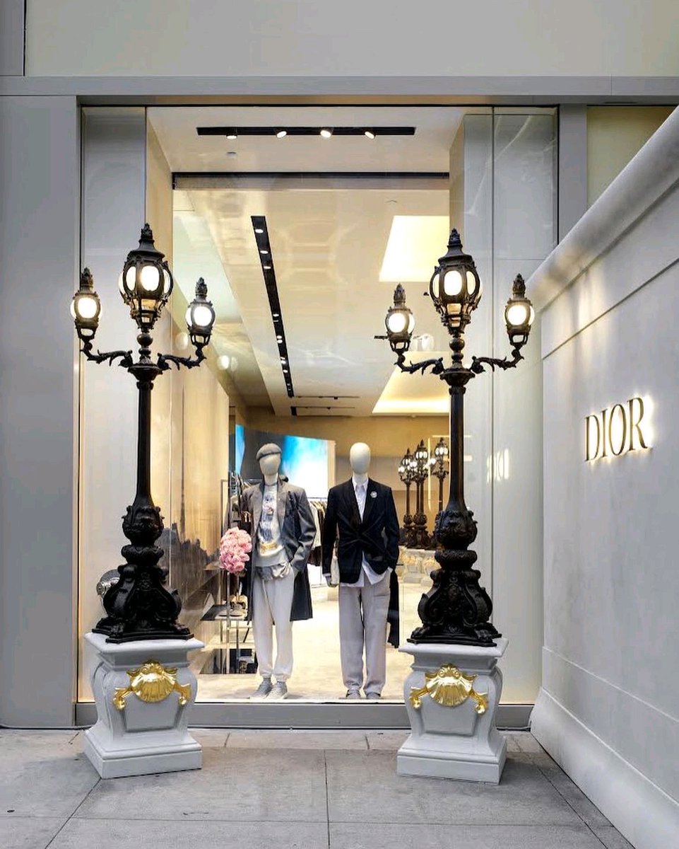 cppluxury's tweet photo. DIOR debuts Fall Winter 2022-23 collection at stores globally - flagship store on Rodeo Drive in Beverly Hills
#Dior #ChristianDior #DiorFW22 #DiorWinter22 #winter22 #luxury #luxuryfashion #fashion #luxuryboutique #luxuryretail #luxurybusiness #LVMH @LVMH
@Dior https://t.co/2JXdBWvgt3