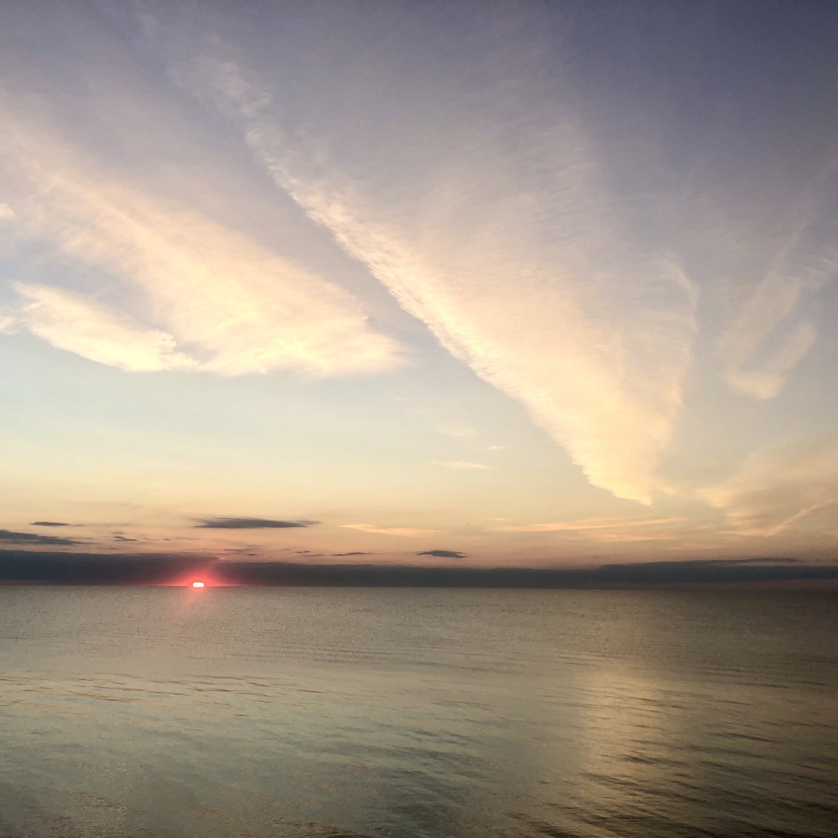 wandaeichler's tweet image. Sunrise at 6:18 am today. A week ago sunrise was at 6:10. Our northern summer is slipping south. It was 64 degrees F at 5:45 am. Calm. Almost no dew. #GreatLakes #MichiganSummer #HuronCounty #LakeHuron