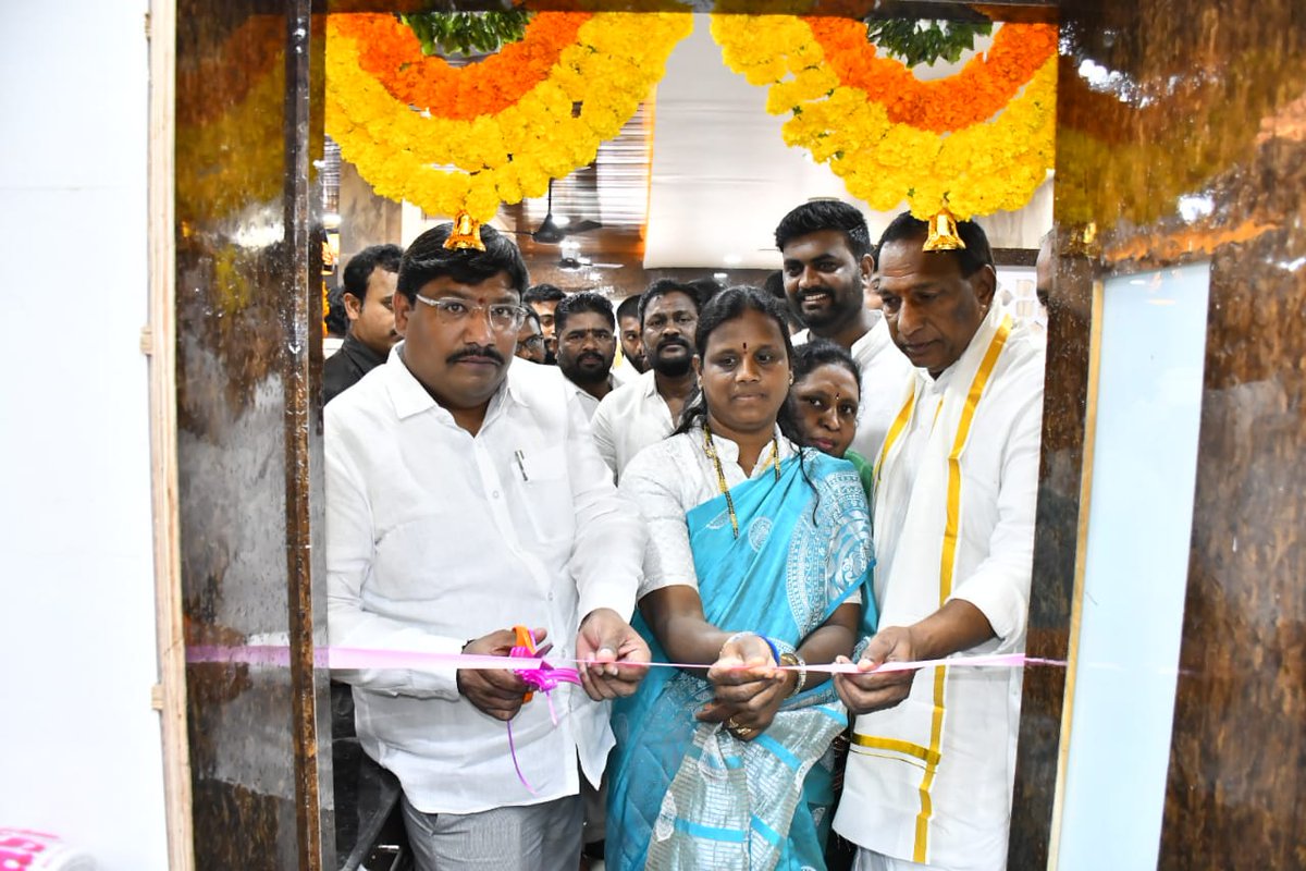 chmallareddyMLA's tweet image. ఘట్కేసర్ మున్సిపాలిటీ పరిధిలో పరివార్ రెస్టారెంట్ ను ప్రారంభించడం జరిగింది
అలాగే ఔషాపూర్ ppr ఫంక్షన్ హాల్లో జరిగిన ఫిరజాదిగూడ కార్పొరేషన్ కార్పొరేటర్ అనంతరెడ్డి గారి కూతురు ఎంగేజ్మెంట్ కార్యక్రమంలో పాల్గొనడం జరిగింది.
#Congratulations @chmallareddyMLA