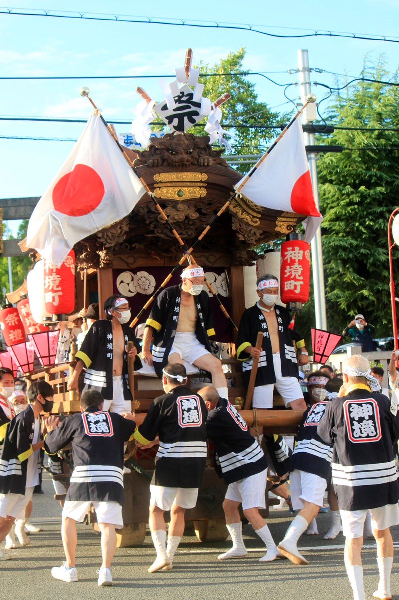 danjiri_ohan's tweet photo. 初めて開催された吹田だんじり祭

本来の祭礼は既に廃れ地車が出されなくなっており、吹田まつりのみ曳行されていましたが、それも疫病前に終了。

この度、改めて吹田だんじり祭として盛大に開催されました🤩

多くが江戸時代に製作された原型のまま残る古き良き吹田の地車と、美しい国旗に感謝🇯🇵 https://t.co/a0PUU0kk2E