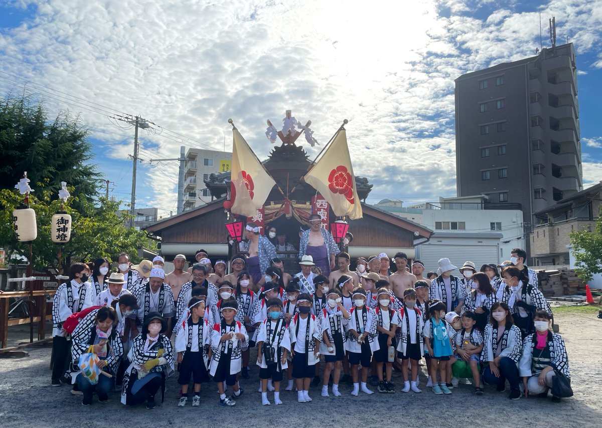 danjiri_ohan's tweet photo. 初めて開催された吹田だんじり祭

本来の祭礼は既に廃れ地車が出されなくなっており、吹田まつりのみ曳行されていましたが、それも疫病前に終了。

この度、改めて吹田だんじり祭として盛大に開催されました🤩

多くが江戸時代に製作された原型のまま残る古き良き吹田の地車と、美しい国旗に感謝🇯🇵 https://t.co/a0PUU0kk2E
