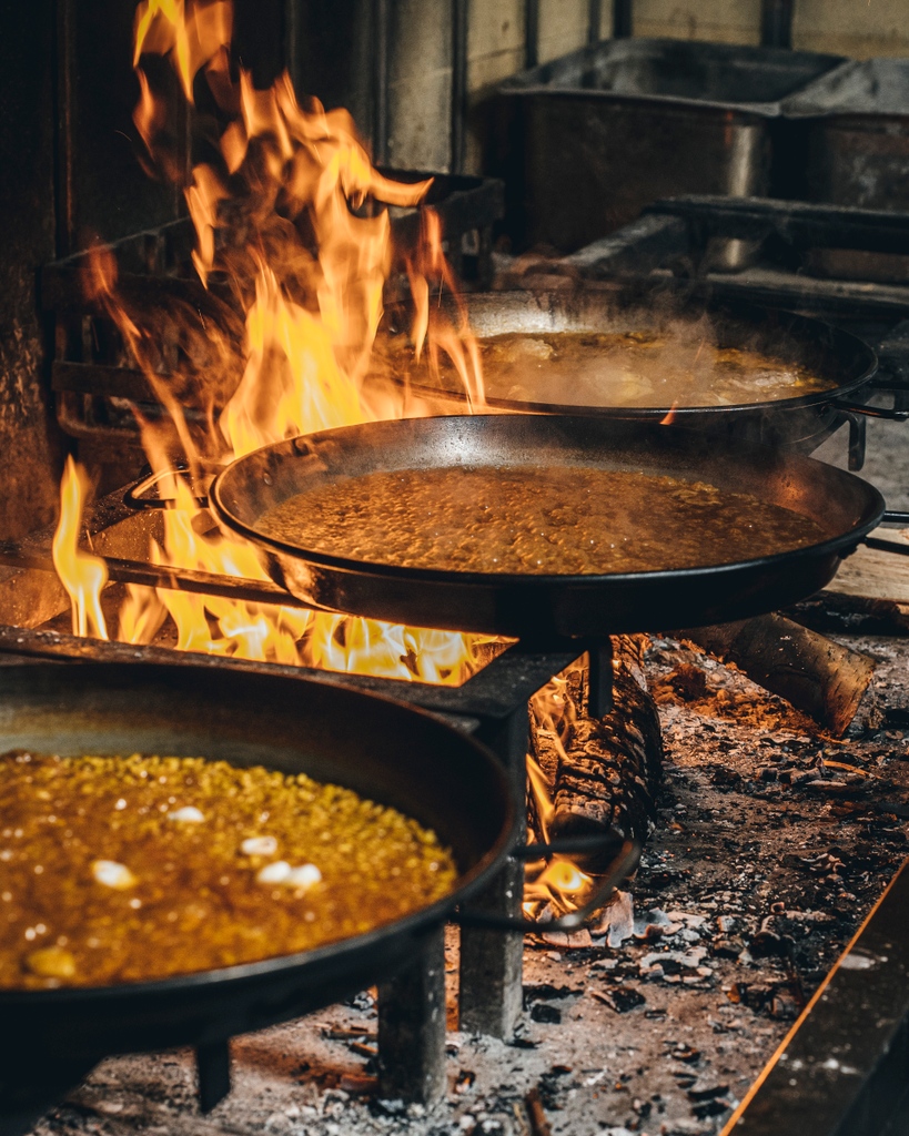 Getting fire-y in the kitchen with our six-metre wood-fired stove! Our chefs are preparing to weave their magic and serve you the best of Valencian gastronomy for lunch.

Join us and ask for the front seat at our chef’s table!