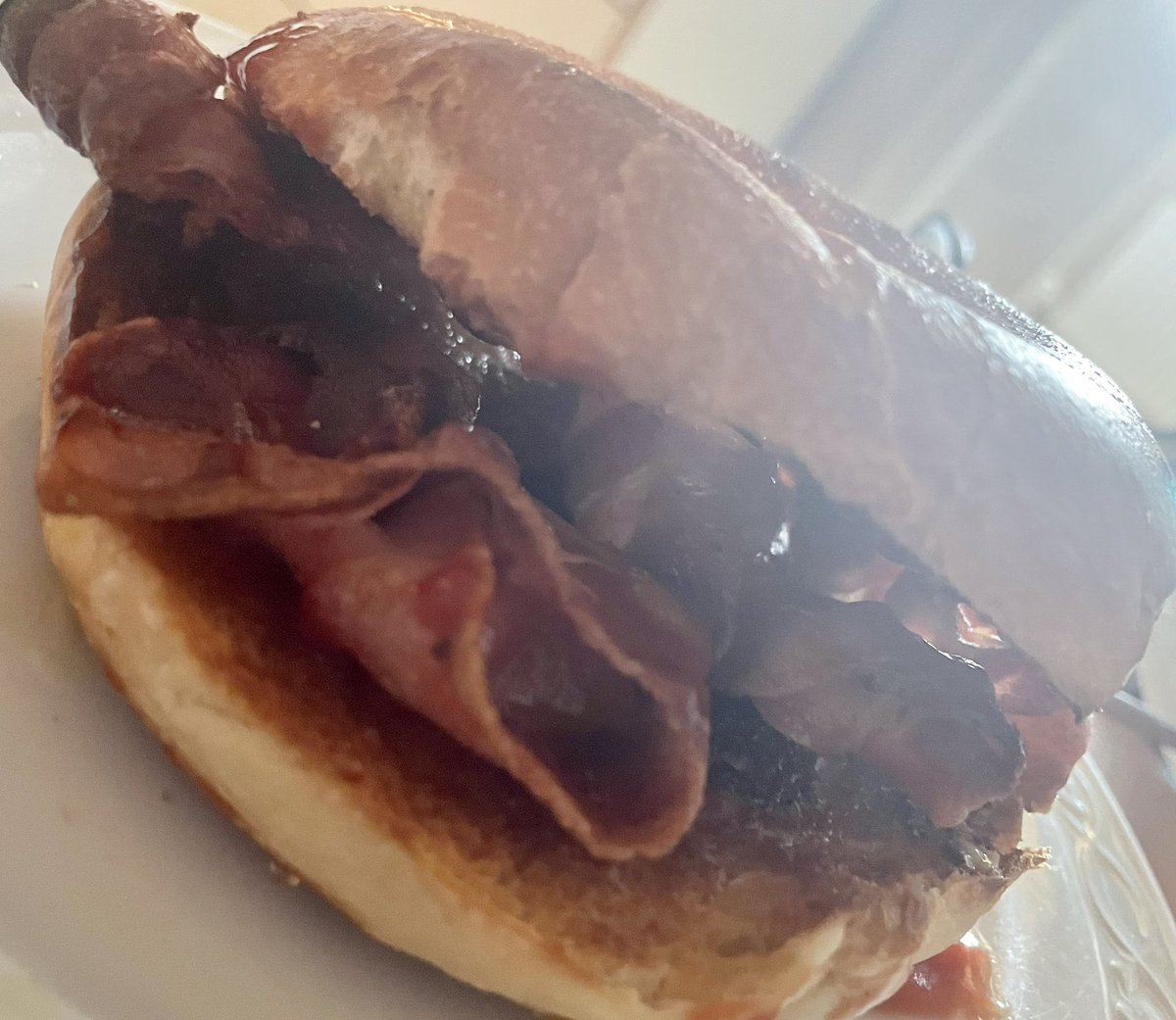 Bloody lovely <a href="/Brackmansbakery/">Brackmans bakery</a> bagel, loads of butter &amp; smoked streaky &amp; tommy k, freckin great start to Sunday