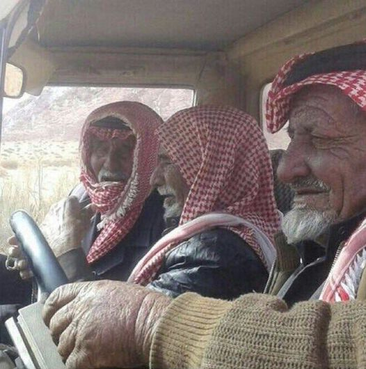 jvhefgdfgd's tweet photo. #الصحبة_الصح 
هيا ماتمثلة هذه الصورة

تشيب اللحى بس الغلا والوفا مايشيب
 اذا كانت قلوب البشر من ذهب صافي

 وحسافه على اللي شاب قدام وقت الشيب
 وماستثمر الصحبه مع الصادق الوافي https://t.co/EpEAOWls4H