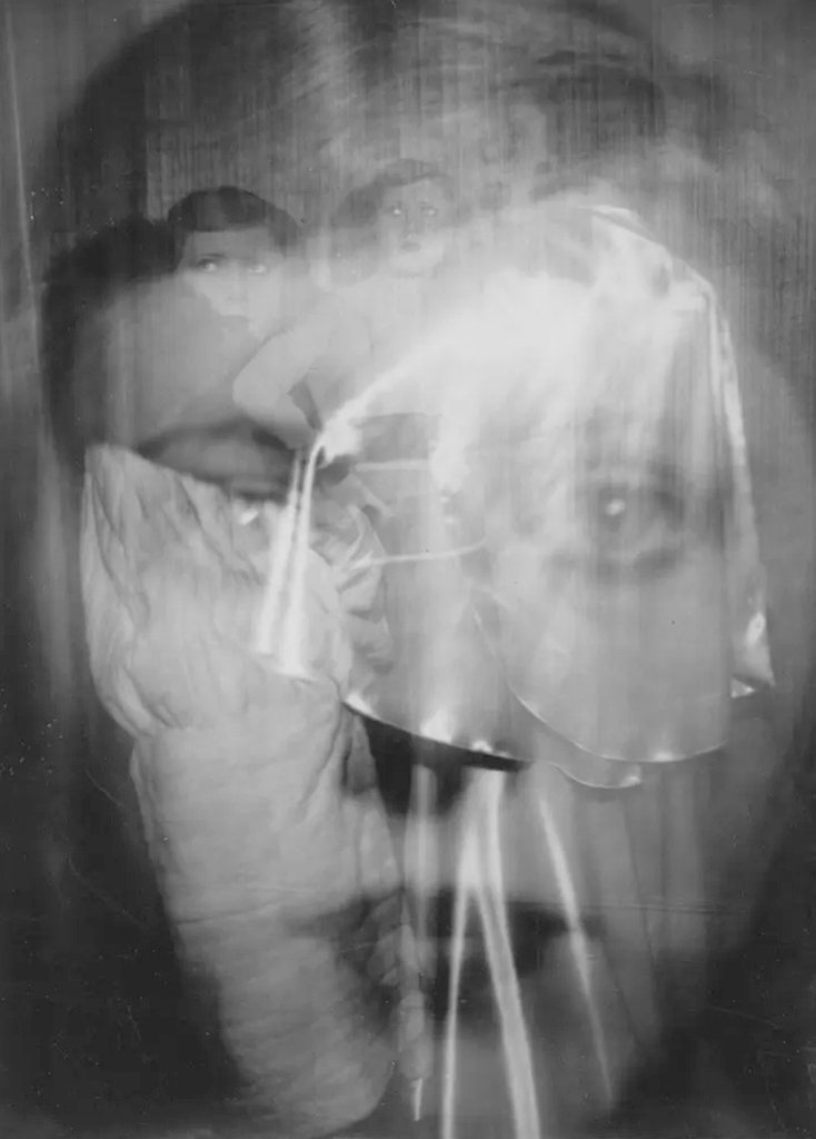 Letnapark's tweet photo. Germaine #Krull *20.11.1897 Posen – 31.7.1985 Wetzlar 
Lebt in Paris mit einer Frau, Elsa, in Amsterdam und auf Reisen dann mit Filmemacher Joris #Ivens.

[Porträts] https://t.co/dtluxrwSJf