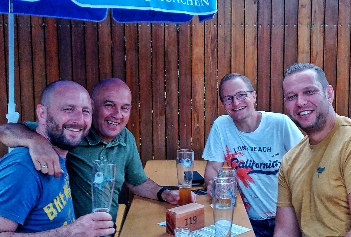 BottroperBier's tweet photo. Am 01.08.'92 hat unser Braumeister Arthur seine Ausbildung zum Brauer und Mälzer bei der König-Brauerei in Duisburg begonnen. Zu seinem 30 jährigen Jubiläum ist er mit 2 Braumeisterkollegen von der KöPi nach München gefahren und hat sich dort neuen Input geholt. https://t.co/m0sMWjOZEQ
