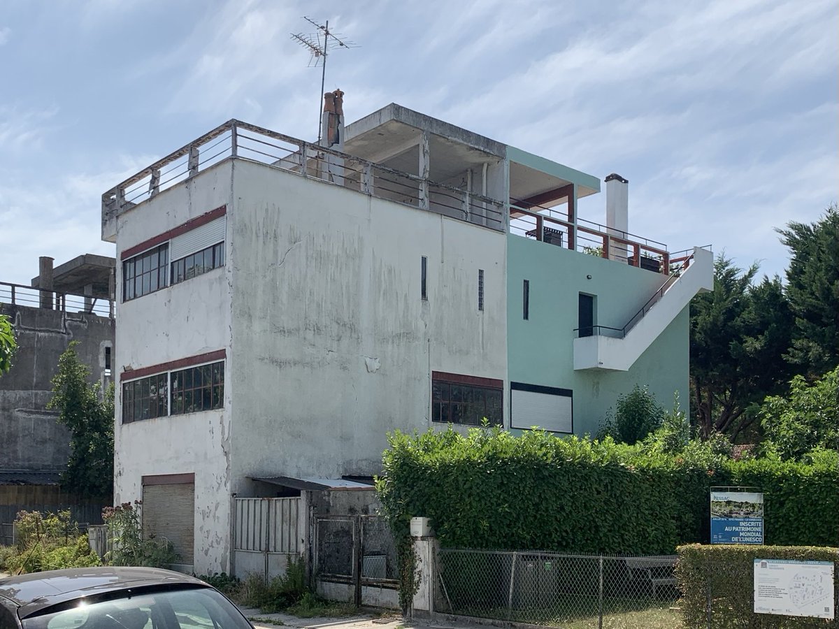 Annette_Hammer's tweet photo. I knew already from sociology-class @ETH what people did to ⁦@Villedepessac⁩ housing by #LeCorbusier of 1926. It wasn’t that bad in 2022-reality: The checkerboard-type with 6 units on two levels in a row and the skycraper-type, each with 2 houses on 4 levels. https://t.co/tKLaBTS2ok