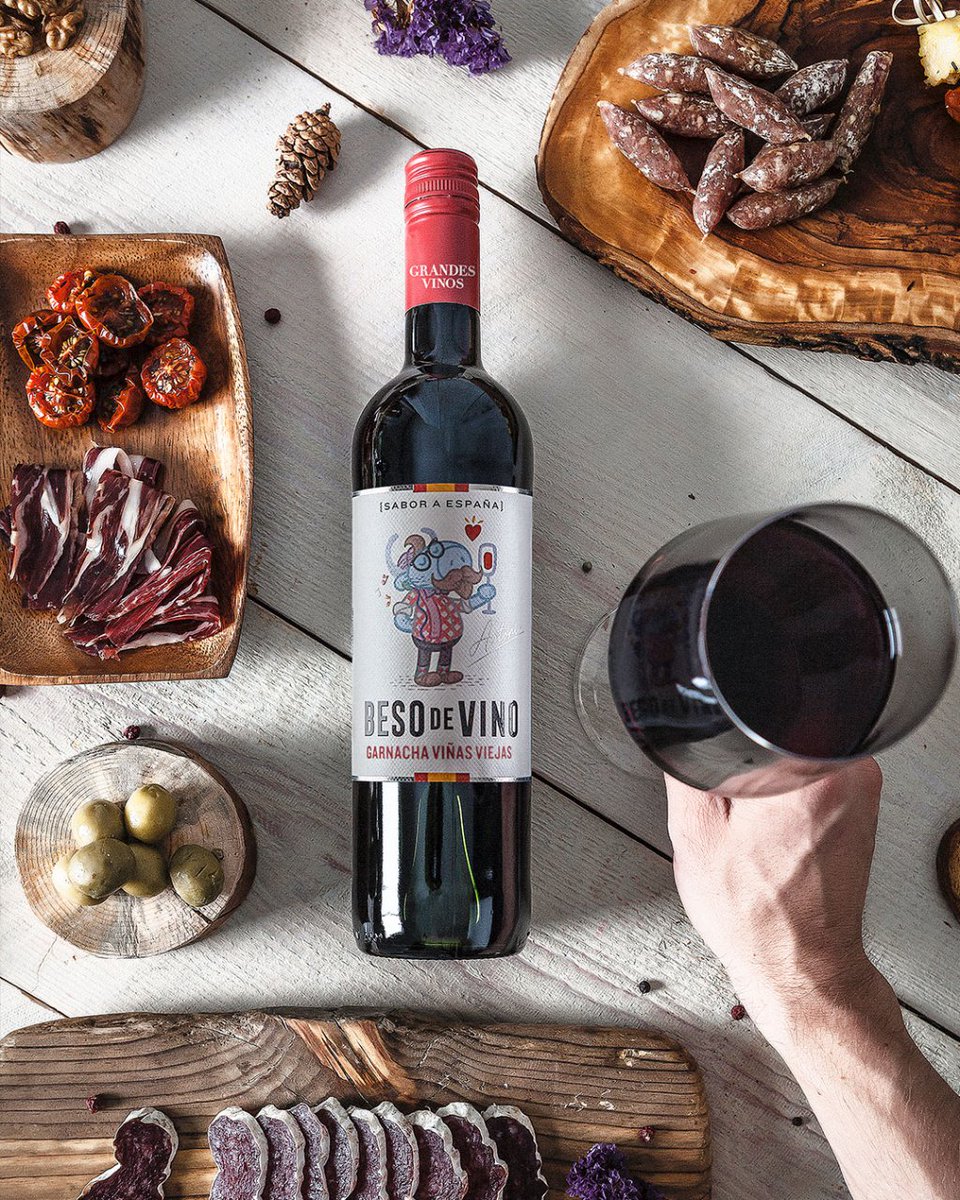 GrandesVinos_CA's tweet photo. 🇺🇸 Don't wait any longer! Enjoy an improvised sausage binge right now accompanied by a glass of #BesoDeVino Garnacha Viñas Viejas. End the week in the tastiest way! 😋🍷 Learn more at https://t.co/0AoYXnjjc3 https://t.co/s4zxdfF13Q