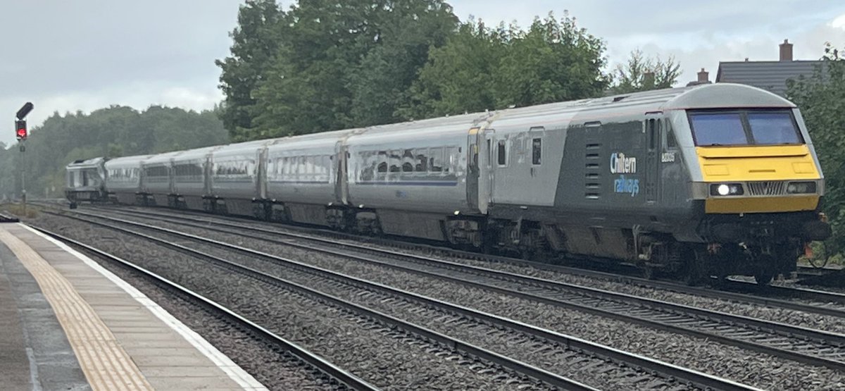 PlatformEdge1's tweet image. 68010 + 82305 at Leamington Spa for a service to London Marylebone #Class68 #Class82