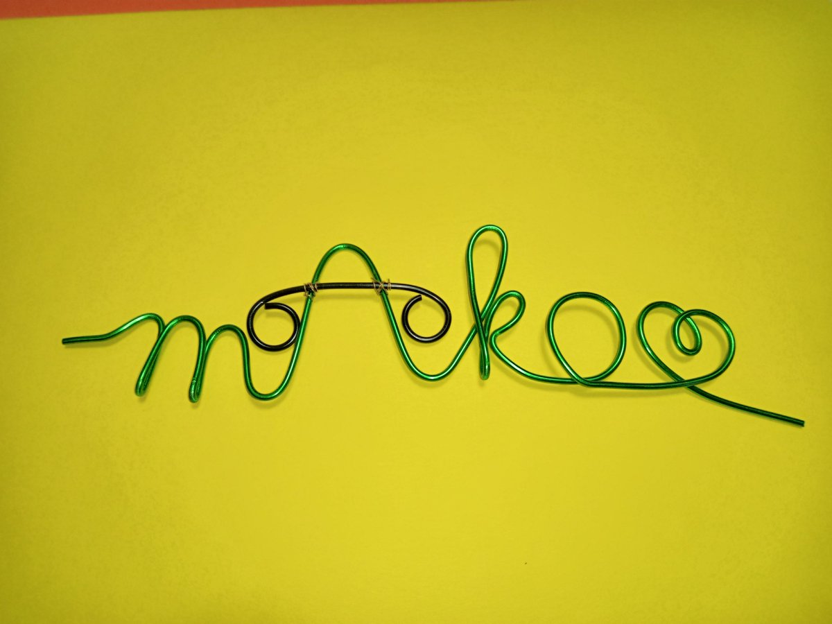 random_haishin's tweet image. 『御礼』まこ様（@mAk0_012) 
お名前をお借りしてありがとうございます。
緑色を軸にサングラスをモチーフにしております。
背景はVALOのキルジョイの服色に合わせてみました。
これ以外もご本人にはいろいろとお送りしました。
だれかー－－－　作ってみましょか？
#wirename #wireart