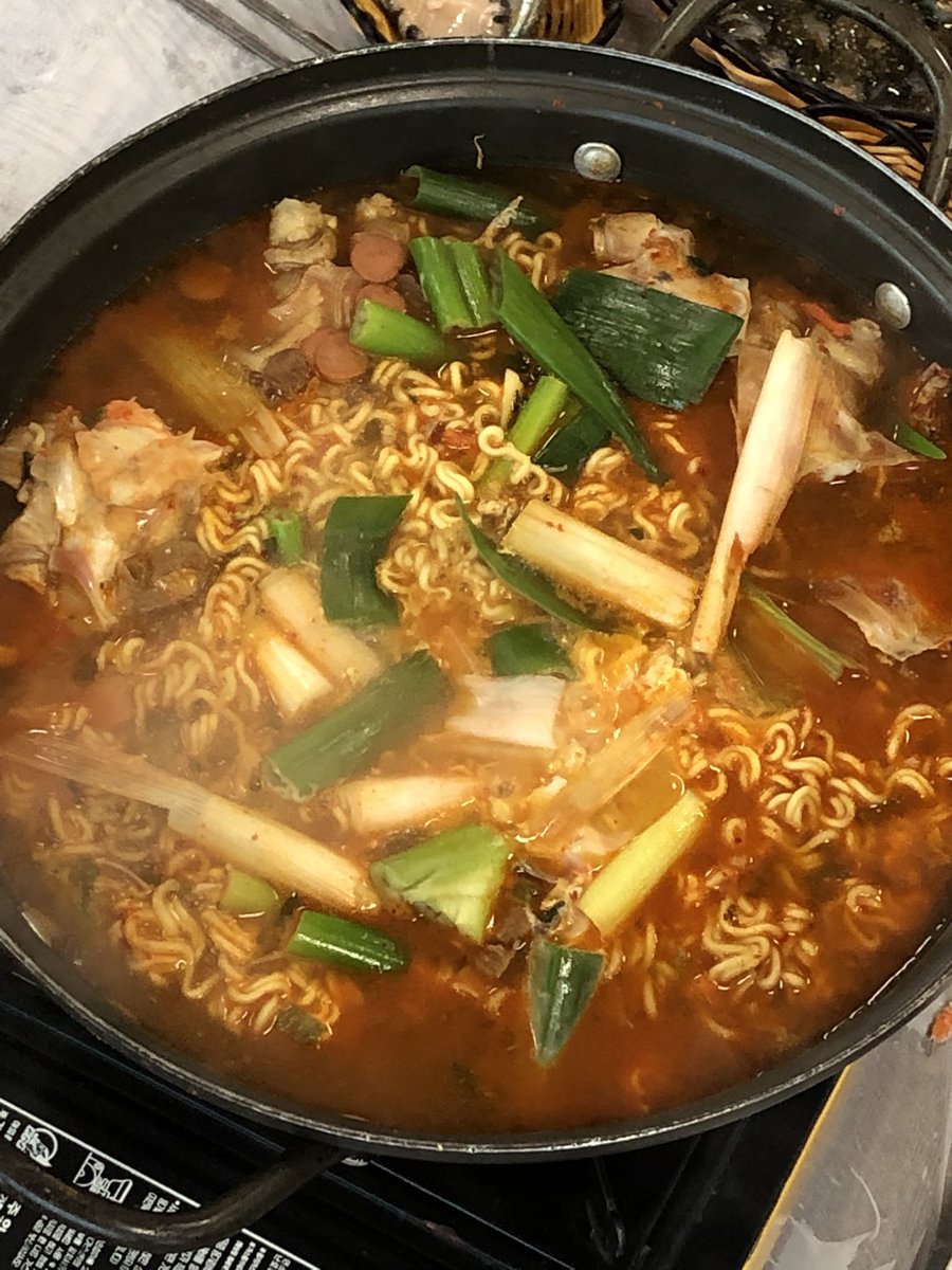 mukjalee's tweet photo. 📍 자갈치 신동아회센터

대게+회+해산물 조합이 너무 먹고싶어서 이곳 저곳 찾아봤는데 각각 단독으로만 팔거나 같이 팔아도 가성비 구려서 겨우 찾아온 곳 1층 회센터에서 구매해서 2층 초장집 올라가서 먹으면 되는데 맛도 양도 분위기도 미쳤음 왜 맨날 머나먼 민락까지 갔나 대가리 뻑뻑 침 https://t.co/gpNyQFKTgr