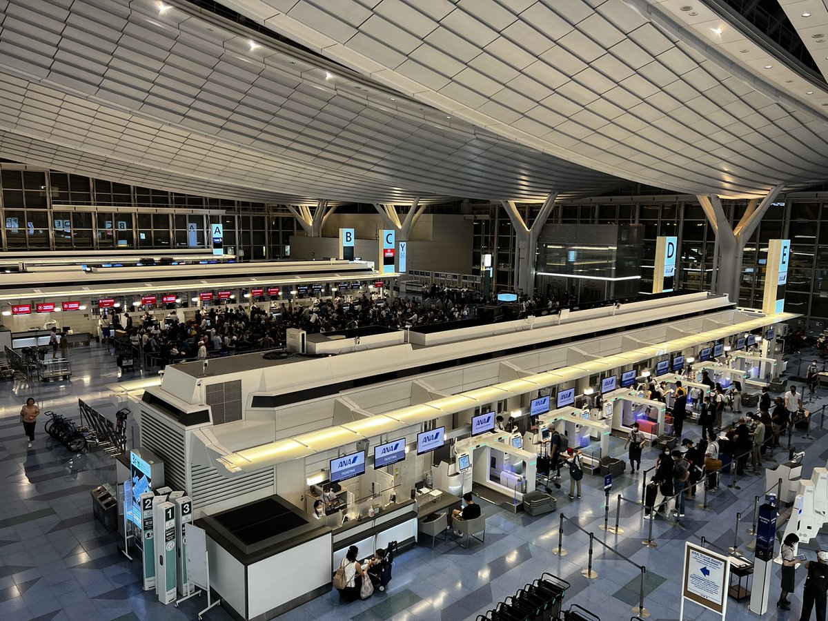 eigodejump1's tweet photo. 久々に羽田空港でお見送り
結構混んでます！
インバウンド復活には
まだまだほど遠いけど
活気があるのは嬉しい😊 https://t.co/6pZX5xe9QE