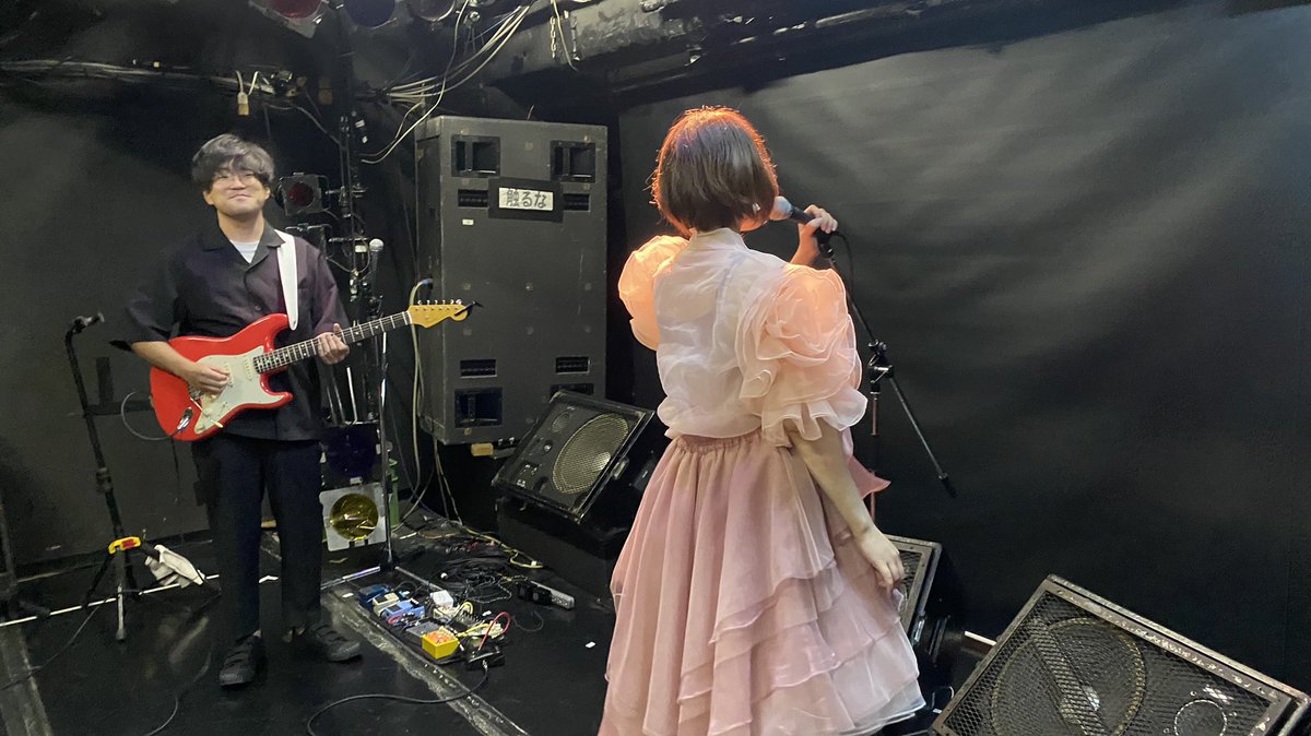 zigoku0721's tweet photo. ブジ本番も終わりハイボールを飲みながら対バンさんの演奏を聴くのです…

ボーカル、ギター、キーボードの映ってる写真は本番10秒前ね。 https://t.co/av5VR4tp3o