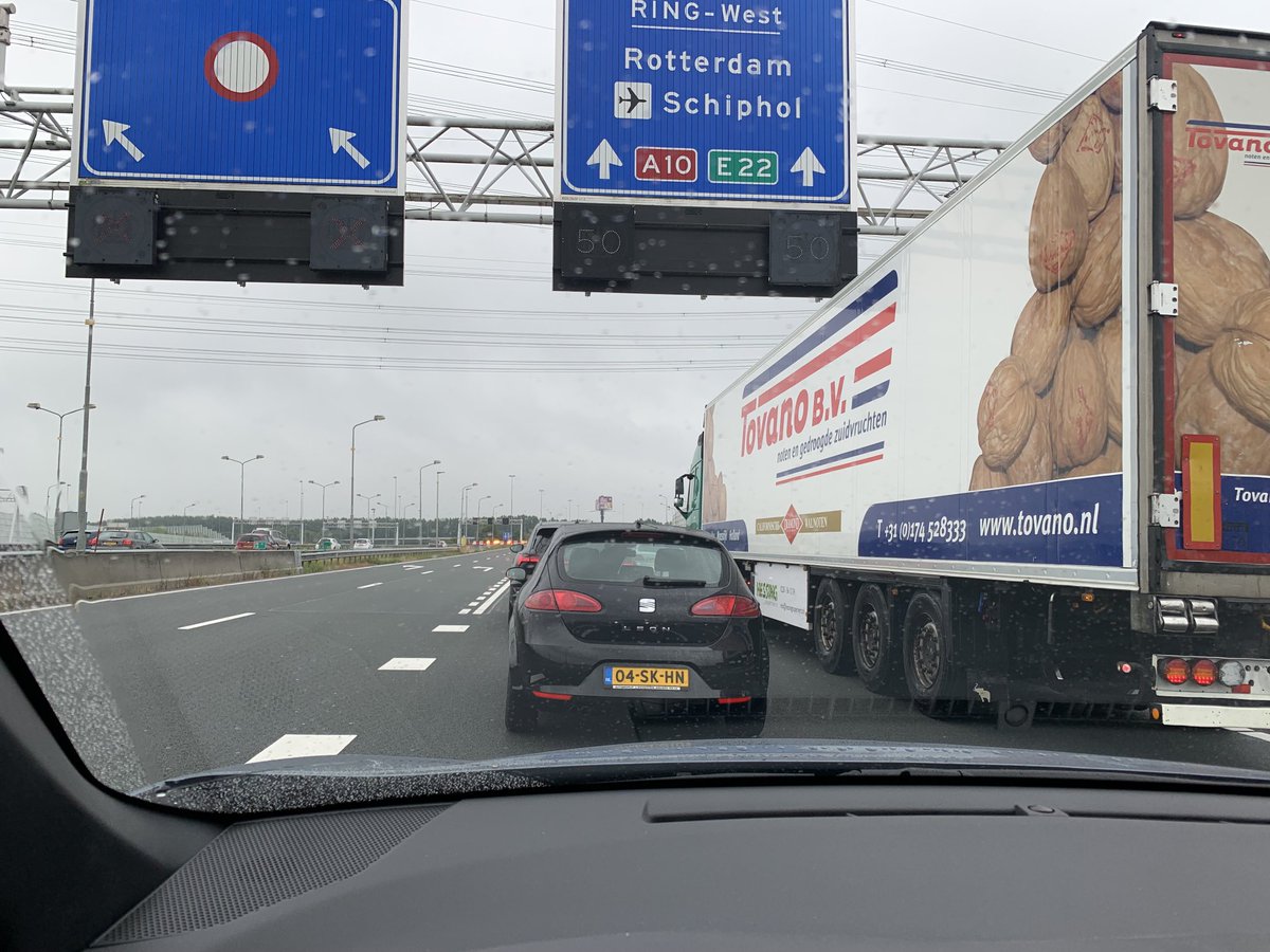 In de file, heerlijk. Geen info op de matrixborden….gewoon, ouderwets stilstaan….