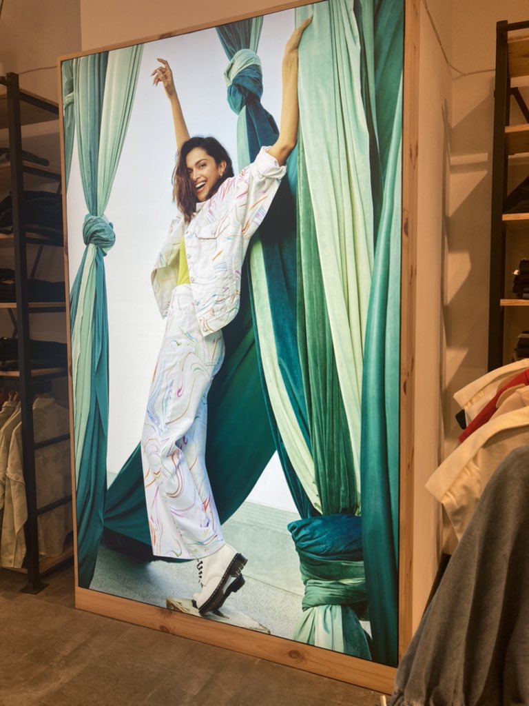 Deepika Padukone Goes Classic at Louis Vuitton Paris Fashion Week Show, image size:768x1024