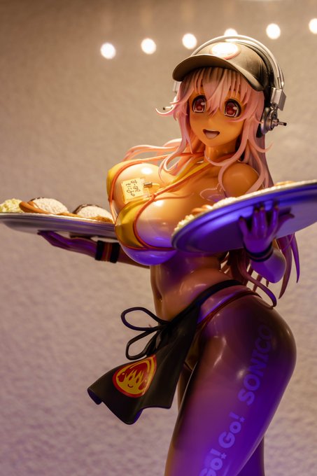 開封した時は「あれ、思ったより・・・?」と思ったけど、フィギュアケースのライトの下に置いたらすごくえちちになったそに子さん。肌しっとりが最近のフィギュアのトレンドだけど、テカテカは反射で魅力が増しますね! 