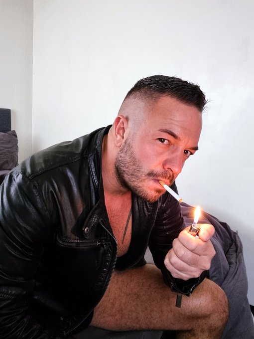 Gerade seid langem mal wieder eine Solovideo gedreht mit Lederjacke und Rauchen (Userwunsch). Wer noch<a href="/tag/smokingfetish"class="tags"><span>#smokingfetish</span></a><a href="/tag/leatherfetish"class="tags"><span>#leatherfetish</span></a><a href="/tag/lederjacke"class="tags"><span>#lederjacke</span></a><a href="/tag/lederfetisch"class="tags"><span>#lederfetisch</span></a>