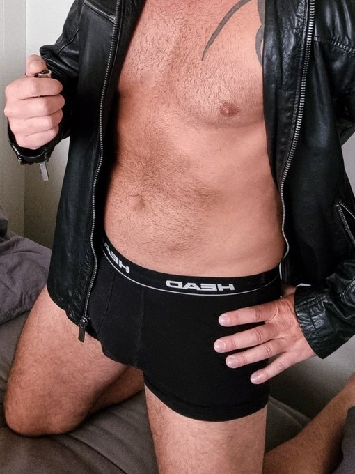 Gerade seid langem mal wieder eine Solovideo gedreht mit Lederjacke und Rauchen (Userwunsch). Wer noch<a href="/tag/smokingfetish"class="tags"><span>#smokingfetish</span></a><a href="/tag/leatherfetish"class="tags"><span>#leatherfetish</span></a><a href="/tag/lederjacke"class="tags"><span>#lederjacke</span></a><a href="/tag/lederfetisch"class="tags"><span>#lederfetisch</span></a>