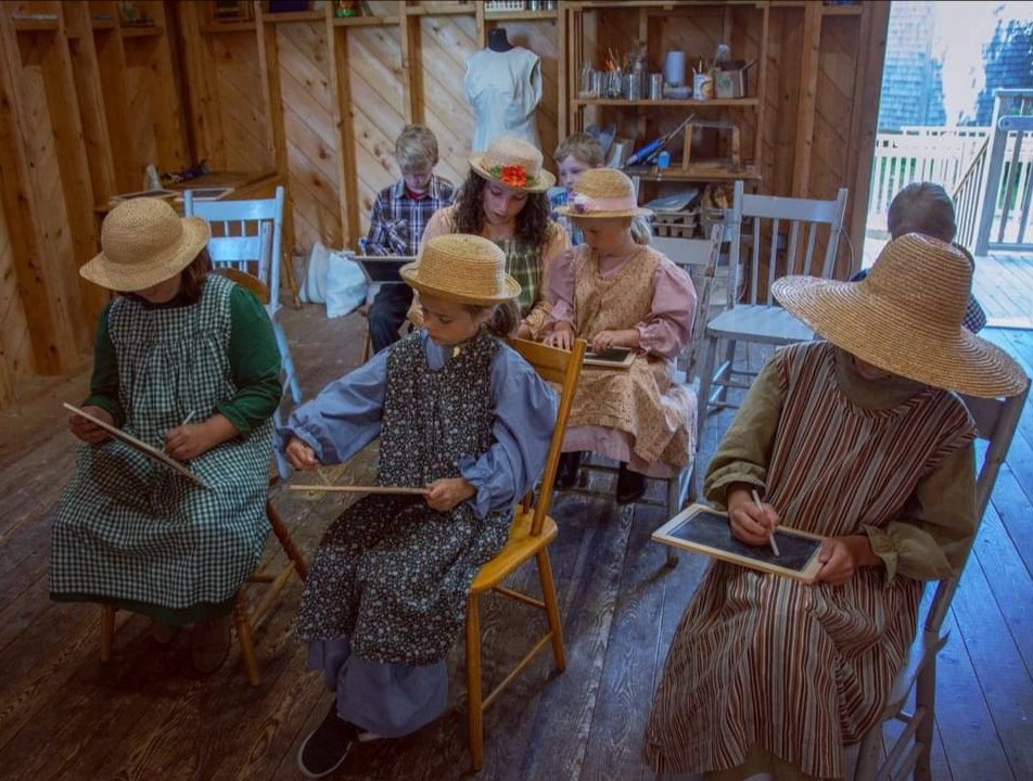Camp d'été 4e semaine ☺️ écriture cursive sur ardoise (avec crayon de pierre)
Daycamp week 4 ☺️ Cursive writing on slate tablets (with real stone pencils)