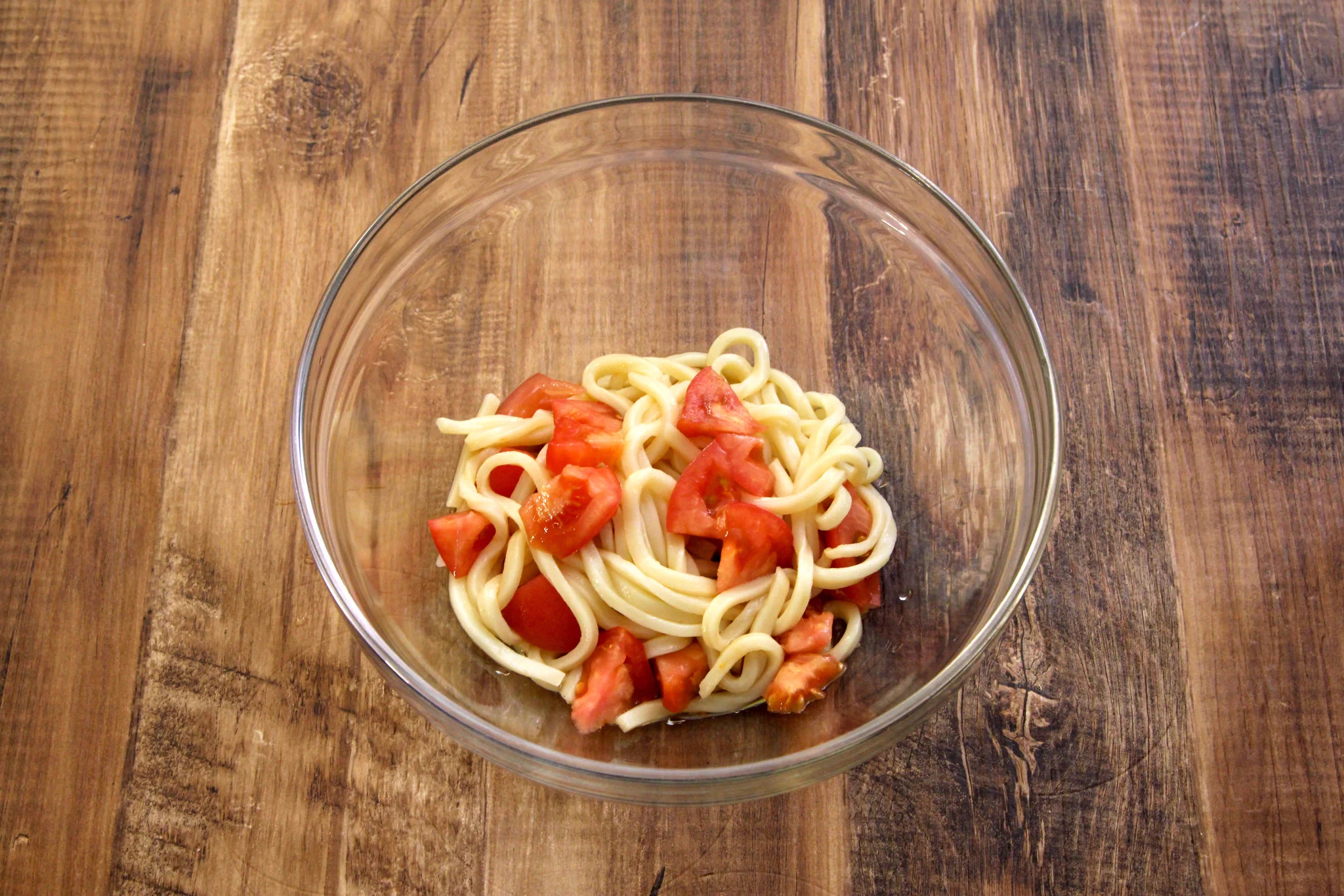 暑い日のメニューにすごく良さそう！トマトとの組み合わせが美味しそうな「うどん」レシピ！