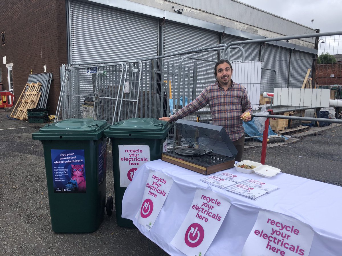 LucyDanger's tweet photo. Great day promoting @EMERGERecycling’s #RecycleYourElectricals #SmallWEEE @MCRMarkets #NewSmithfieldMarket Here are Jelena & Yemi delivering theirs in to us 🙌🏽 💚♻️ Lovely to share some food together too 😋 Thanks @jasonpalinchef 👏👏 We’re here again Sunday 7th & 14th #comedown https://t.co/wonfss5aF8