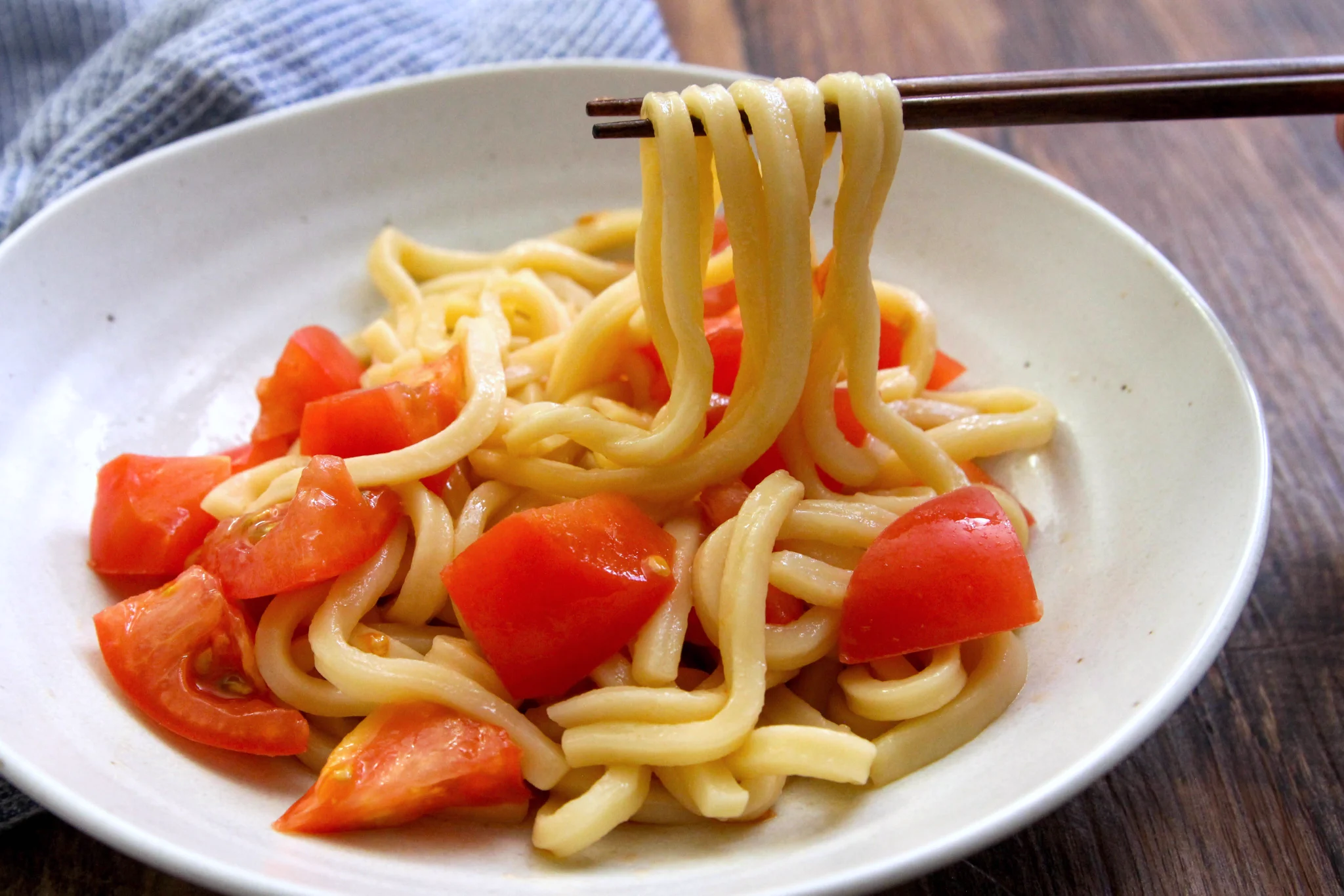 暑い日のメニューにすごく良さそう！トマトとの組み合わせが美味しそうな「うどん」レシピ！