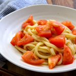 暑い日のメニューにすごく良さそう!トマトとの組み合わせが美味しそうな「うどん」レシピ!