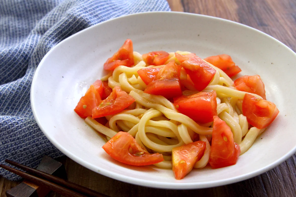 暑い日のメニューにすごく良さそう！トマトとの組み合わせが美味しそうな「うどん」レシピ！